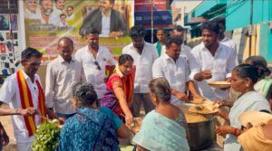 அலங்காநல்லூரில் தமிழக வெற்றிக்கழகம் சார்பில் பொதுமக்களுக்கு அன்னதானம் வழங்கப்பட்டது