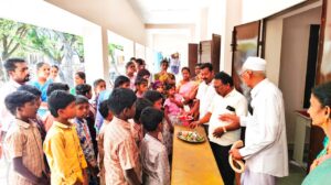 திருமருகல் ஒன்றியத்தில் கோடை விடுமுறை முடிந்துபள்ளிக்கு வந்த மாணவர்களை- ஆசிரியர்கள், ஆரத்தி எடுத்து வரவேற்றனர்