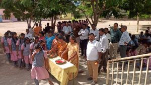 போச்சம்பள்ளி அருகே அகரம் கிராமத்தில் மலர் தூவி, ஆராத்தி எடுத்து அரசுப் பள்ளி மாணவர்களுக்கு உற்சாக வரவேற்பு