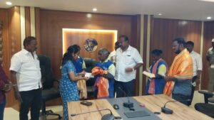 குப்பை வண்டியில் தவறுதலாக போட்ட 5 பவுன் தங்க சங்கலியை மூதாட்டியிடம் ஓப்படைத்த தூய்மை பணியாளா்களுக்கு ஊக்கத்தொகை