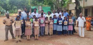 தெ.மேட்டுப்பட்டி அரசு பள்ளி மாணவர்களுக்கு விலையில்லா கல்வி உபகரண பொருட்கள் கருப்பையா எம்.எல்.ஏ., வழங்கினார்.