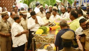 பெரியகுளம் அருகே மறைந்த இயக்குனர் இமயம் பாரதிராஜாவின் உடலுக்கு மாவட்ட கலெக்டர் அஞ்சலி