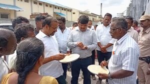 சீர்காழி தாலுகாவில் மழையால் பாதிக்கப்பட்ட பயிர்களுக்கு உரிய காப்பீட்டு தொகை வழங்காததால் விவசாயிகள் அமைச்சரிடம் கோரிக்கை மனு
