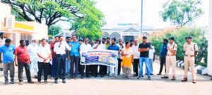 இரயில்வே நிர்வாகத்தை கண்டித்து பொம்மிடி இரயில் பயணிகள் சங்கத்தினர் ஆர்ப்பாட்டம்