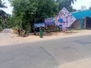 நாகை அருகே பயணிகள் நிழலகம் அமைத்துதர அப்பகுதி மக்கள் கோரிக்கை