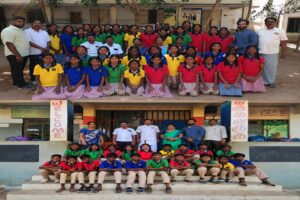 பாபநாசம் அரசு பெண்கள் மேல்நிலைப்பள்ளியில் விளையாட்டுப் போட்டி மாணவிகளுக்கு சீருடை வழங்கப்பட்டது