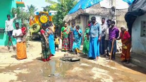 திருவாரூர் நகராட்சியை கண்டித்து நகராட்சியின் கழிவுநீர் வாகனத்தை சிறை பிடித்து பொதுமக்கள் போராட்டம்.