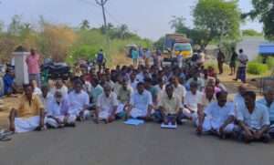 சோழபாண்டியில்  வட்டாட்சியரை கண்டித்து கிராம பொதுமக்கள் சாலை மறியல்