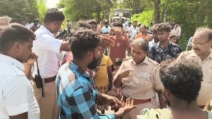 சீர்காழி அருகே குடிநீர் வேண்டி கிராம மக்கள் சாலை மறியல்.