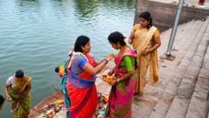 திருவாரூரில் ஆடிப்பெருக்கை முன்னிட்டு பெண்கள் உற்சாகமாக வழிபாடு
