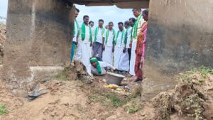 பனங்குடியில்தமிழக விவசாயிகள் பாதுகாப்பு சங்கத்தினர் நூதன ஆர்ப்பாட்டம்