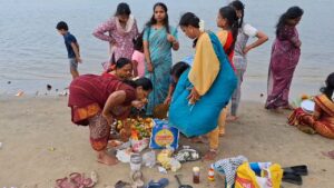 பூம்புகார் காவிரி சங்கமத்தில் ஆடிப்பெருக்கை பண்டிகையை முன்னிட்டு பொதுமக்கள் வழிபாடு