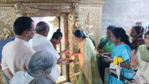 குண்டடம் ஸ்ரீ கொங்கு வடுகநாதர் சாமி கோவிலில் பாஜக தேசிய மகளிர் அணி தலைவி வானதி சீனிவாசன் சாமி தரிசனம்.