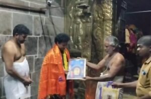 சீர்காழி சட்டநாதர் சுவாமி கோவிலில் முன்னாள் அமைச்சர் அன்பில் மகேஷ் பொய்யாமொழி வழிபாடு