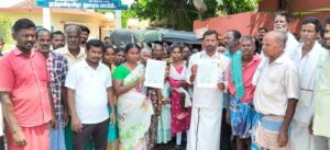 கிராம சாலை அமைக்கும் பணியைத் தடுப்பதாகக் குற்றச்சாட்டு: கவுன்சிலர் மீது நடவடிக்கை கோரி பொதுமக்கள் காவல் நிலையத்தில் புகார்!