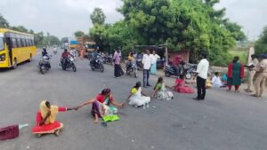 சீர்காழி அருகே அடிப்படை வசதிகள் செய்து தராததை கண்டித்து பெண்கள் சாலை மறியல்