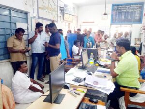 தாழ்த்தப்பட்ட வகுப்பை சேர்ந்தவன் என்பதால் அதிகாரிகள் தரக்குறைவாக நடத்துவதாக குற்றச்சாட்டு-அமமுக மாவட்ட செயலாளர் தரையில் அமர்ந்து தர்ணா