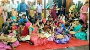 மயிலாடுதுறை சில்வர் ஜூப்ளி பள்ளியில் வித்யாரம்பம் நிகழ்ச்சி: நெல்லில் ‘அ’ எழுதி கல்வியைத் தொடங்கிய குழந்தைகள்!