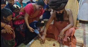 தருமபுரம் ஆதீனத்தில் விஜயதசமி விழா: குழந்தைகளுக்கு வித்யாரம்பம் செய்து ஆசி வழங்கிய ஆதீனம்